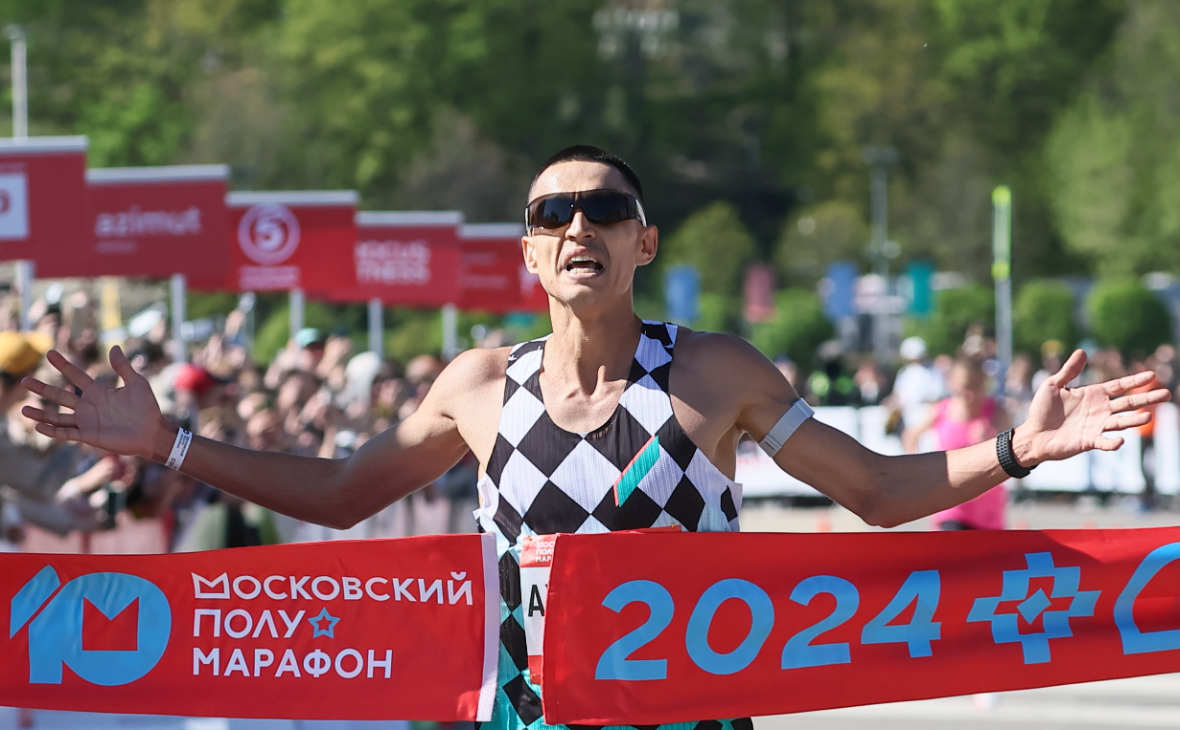 Бегун Ахмадеев выиграл Московский полумарафон с рекордным результатом
